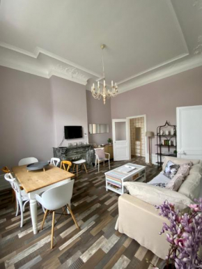 GRAND APPARTEMENT DE STYLE HAUSSMANNIEN
